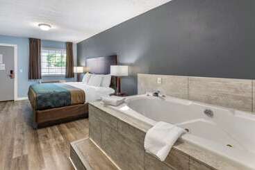 هتل Econo Lodge Inn & Suites South