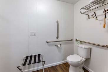 هتل Econo Lodge Inn & Suites South