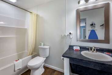 هتل Econo Lodge Inn & Suites South
