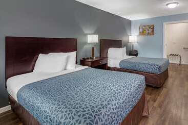هتل Econo Lodge Inn & Suites South