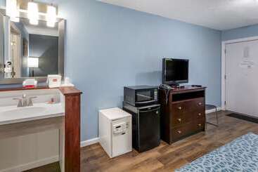 هتل Econo Lodge Inn & Suites South