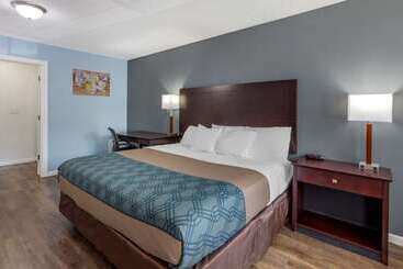 هتل Econo Lodge Inn & Suites South