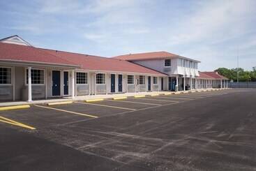 هتل Econo Lodge Inn & Suites South