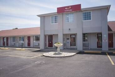 هتل Econo Lodge Inn & Suites South