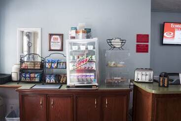 هتل Econo Lodge Inn & Suites South