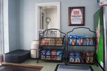 هتل Econo Lodge Inn & Suites South