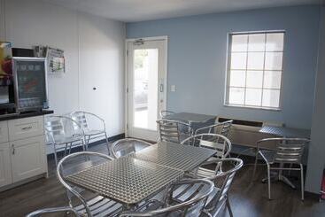 هتل Econo Lodge Inn & Suites South