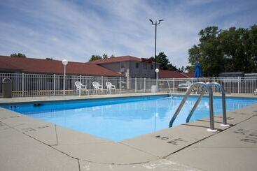 هتل Econo Lodge Inn & Suites South
