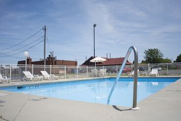 هتل Econo Lodge Inn & Suites South
