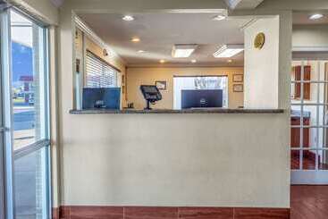 هتل Econo Lodge Meridian