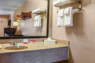هتل Econo Lodge Meridian