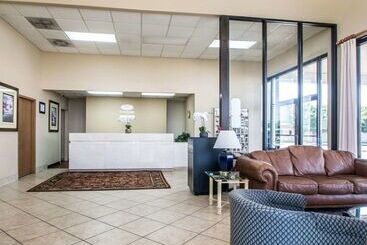 هتل Econo Lodge Springfield I44