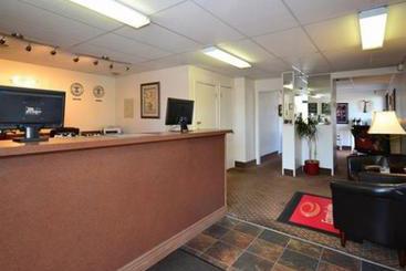 هتل Econo Lodge 1000 Islands