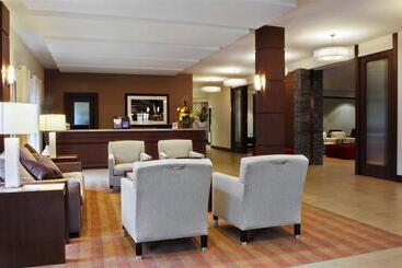هتل Four Points By Sheraton Winnipeg South