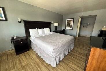 Отель Hillview Inn At Six Flags Fiesta