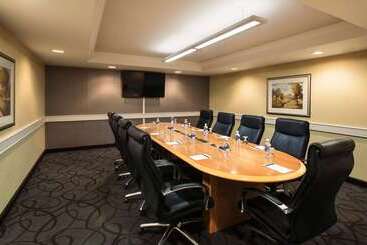 هتل Hilton Winnipeg Airport Suites