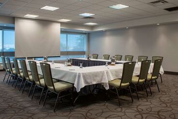 هتل Hilton Winnipeg Airport Suites
