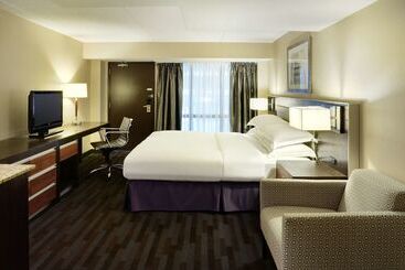 هتل Hilton Winnipeg Airport Suites