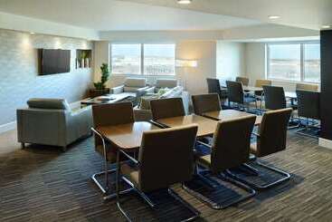 هتل Hilton Winnipeg Airport Suites