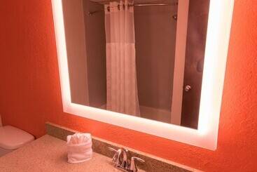 هتل Howard Johnson By Wyndham Portsmouth
