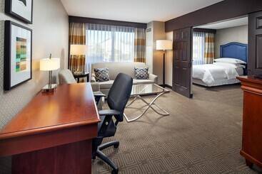 酒店 Sheraton Fairplex Suites & Conference Center