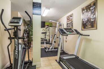 هتل Super 8 By Wyndham New Orleans