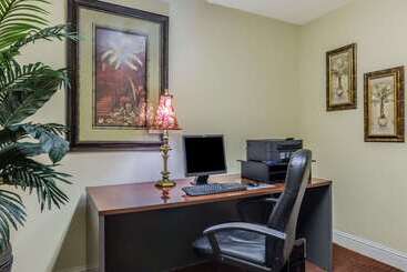 هتل Super 8 By Wyndham New Orleans