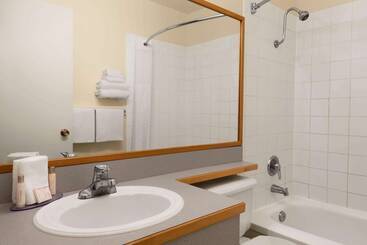 هتل Travelodge By Wyndham Quesnel Bc