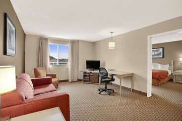 هتل Travelodge Suites By Wyndham Saint John