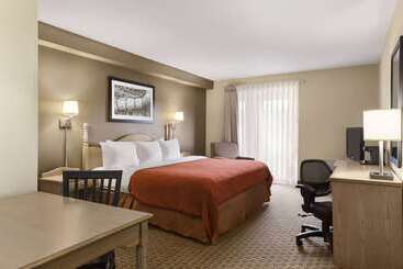 هتل Travelodge Suites By Wyndham Saint John