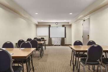 هتل Travelodge Suites By Wyndham Saint John