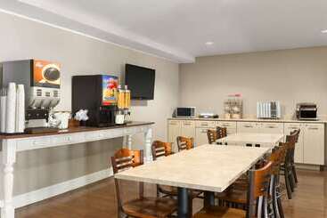 هتل Travelodge Suites By Wyndham Saint John