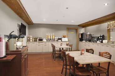 هتل Travelodge Suites By Wyndham Saint John