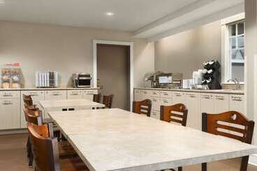 هتل Travelodge Suites By Wyndham Saint John