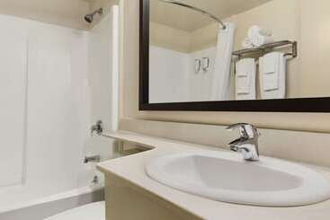 هتل Travelodge Suites By Wyndham Saint John