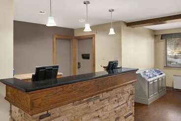 هتل Travelodge Suites By Wyndham Saint John