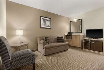 هتل Travelodge Suites By Wyndham Saint John