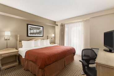 هتل Travelodge Suites By Wyndham Saint John