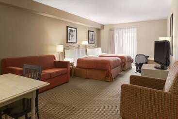 هتل Travelodge Suites By Wyndham Saint John