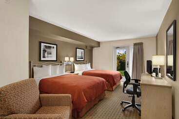 هتل Travelodge Suites By Wyndham Saint John