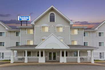 هتل Travelodge Suites By Wyndham Saint John