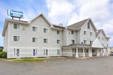 هتل Travelodge Suites By Wyndham Saint John