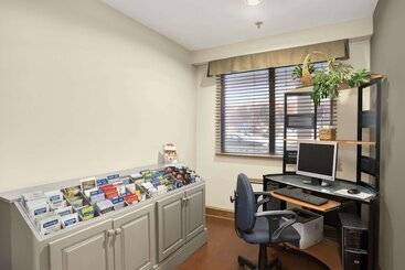 هتل Travelodge Suites By Wyndham Saint John