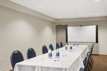 هتل Travelodge Suites By Wyndham Saint John