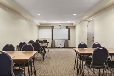 هتل Travelodge Suites By Wyndham Saint John