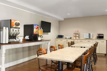 هتل Travelodge Suites By Wyndham Saint John