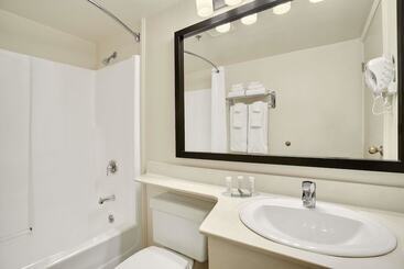 هتل Travelodge Suites By Wyndham Saint John