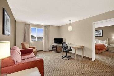 هتل Travelodge Suites By Wyndham Saint John