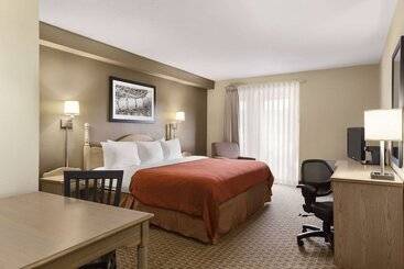 هتل Travelodge Suites By Wyndham Saint John