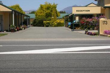 Commodore Court Motel